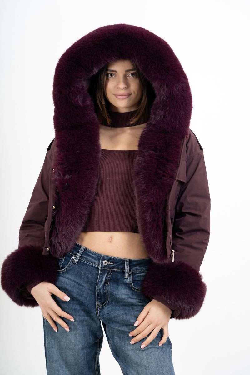 modella indossando Maglia a costine con scollo quadro e oblò con collare colore