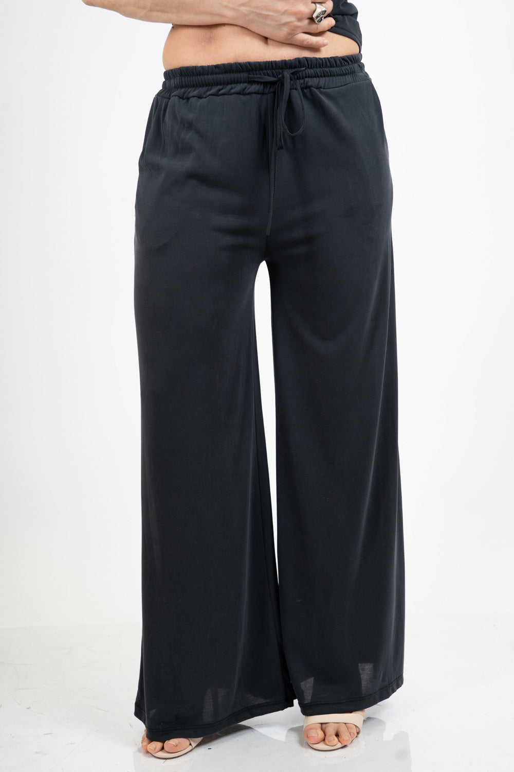 Pantalone palazzo in viscosa elasticizzata con coulisse Made in Italy.