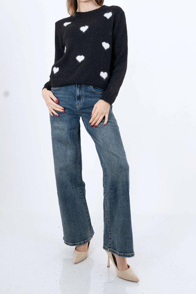 modella indossando Maglia morbida con cuori jacquard in filato mohair colore