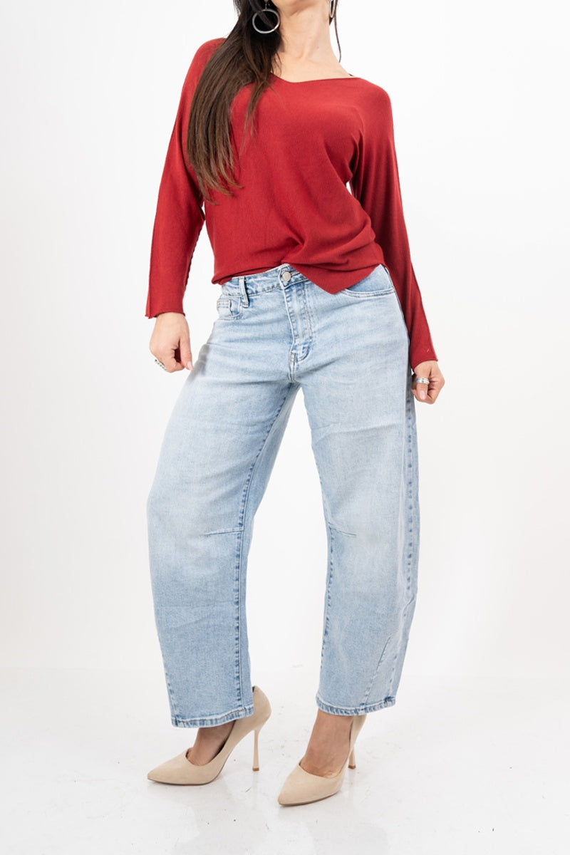 modella indossando Maglia SoftVibe in misto viscosa scollo a V colore