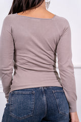 modella indossando Maglia Calista scollo quadrato colore
