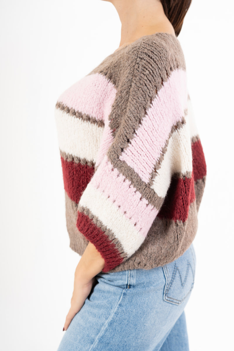 modella indossando Maglione ColorWave a righe in misto lana colore