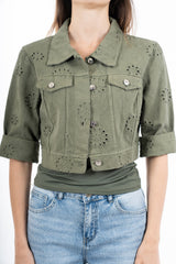 modella indossando Giacca crop in cotone stile denim con ricamo traforato e bottoni metallici colore Militare Unica