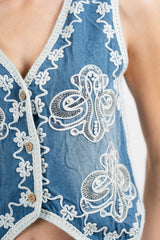 Gilet denim ricamato con perle e paillettes.