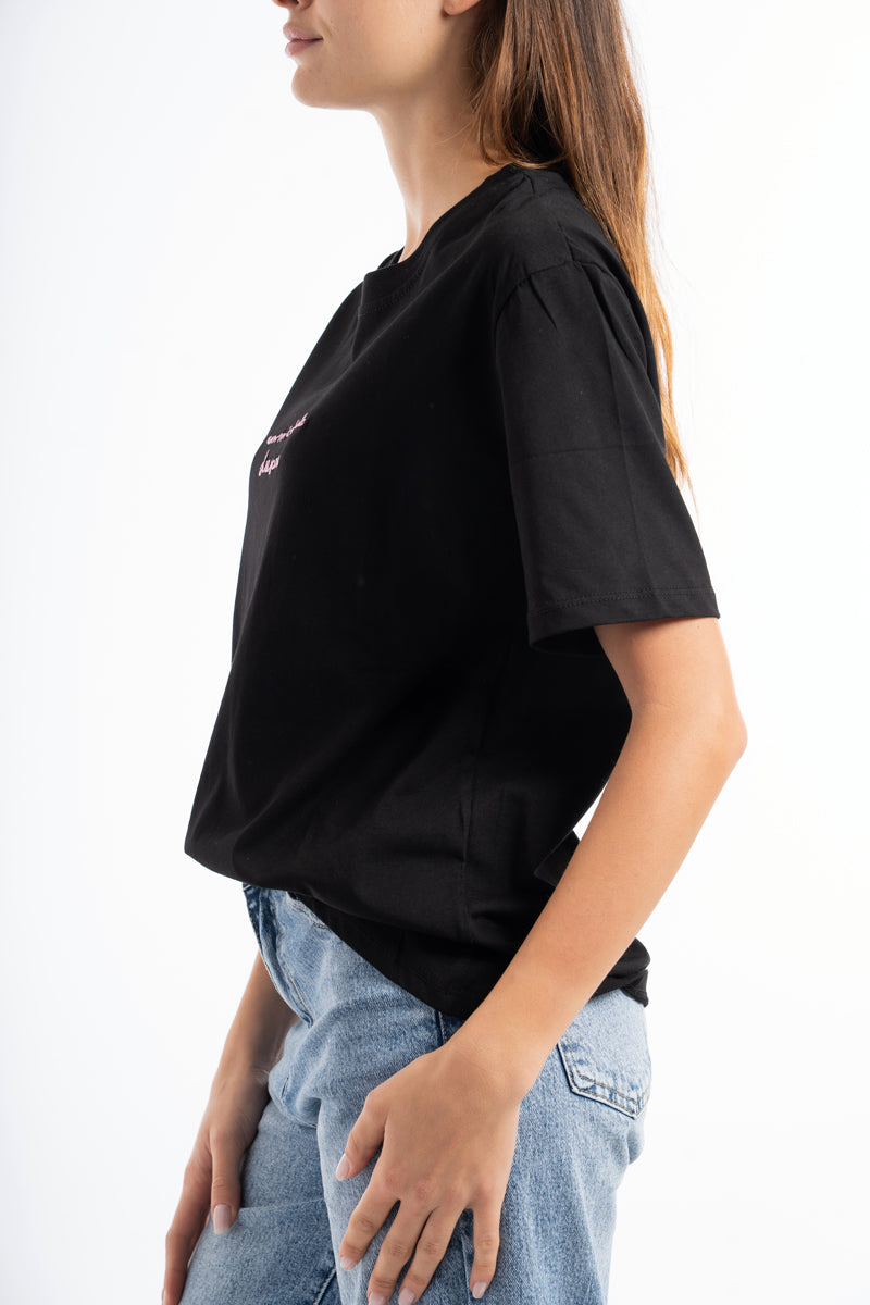 modella indossando T-shirt scritta “Non mi dovete stressare” colore