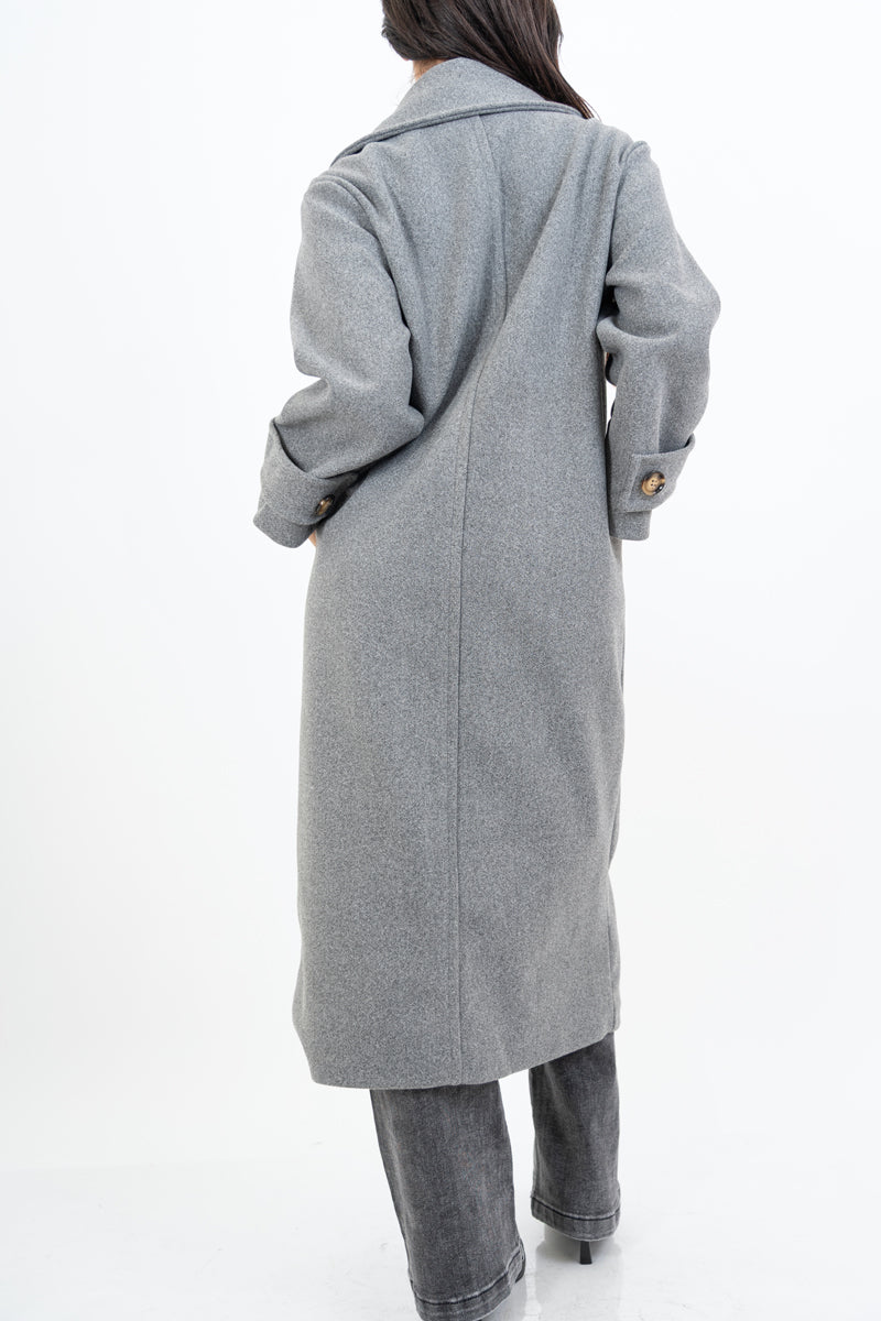 modella indossando Cappotto lungo in panno doppio petto con martingala ai polsi colore