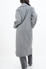 modella indossando Cappotto lungo in panno doppio petto con martingala ai polsi colore