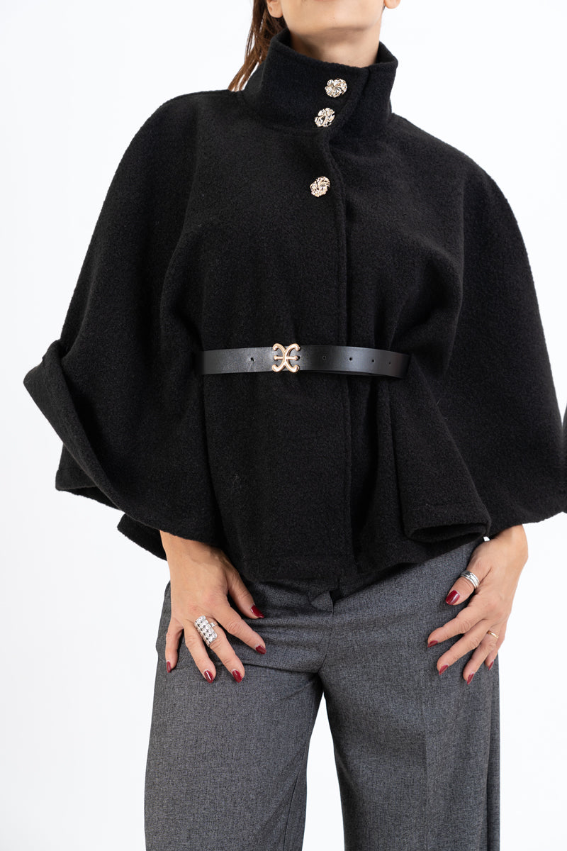 modella indossando Mantella GoldBelt con collo alto e cintura colore Nero Unica