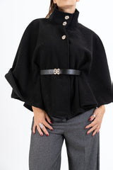 modella indossando Mantella GoldBelt con collo alto e cintura colore