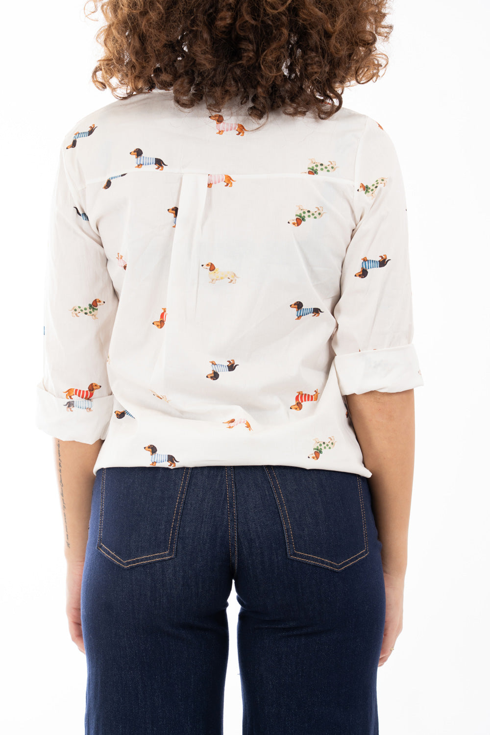 modella indossando Camicia in cotone con stampa bassotti Made in Italy colore