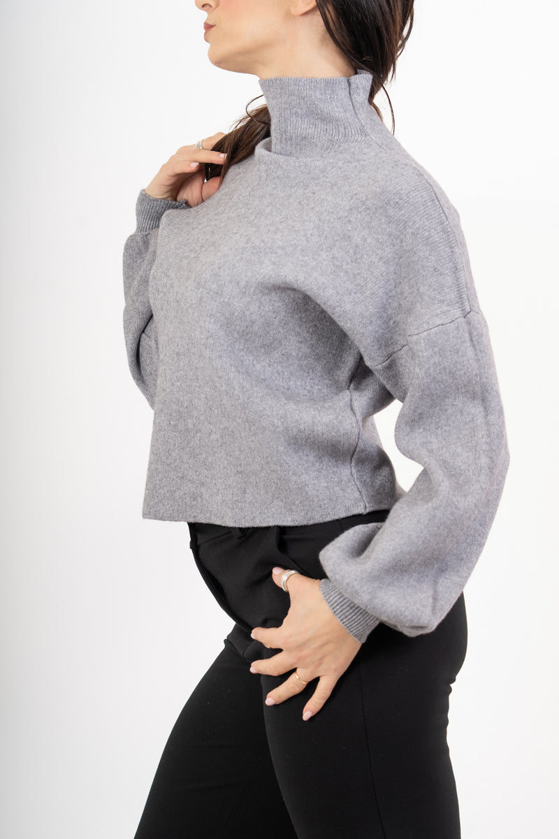 modella indossando Maglia over in filato spesso con collo vulcano e maniche a palloncino colore