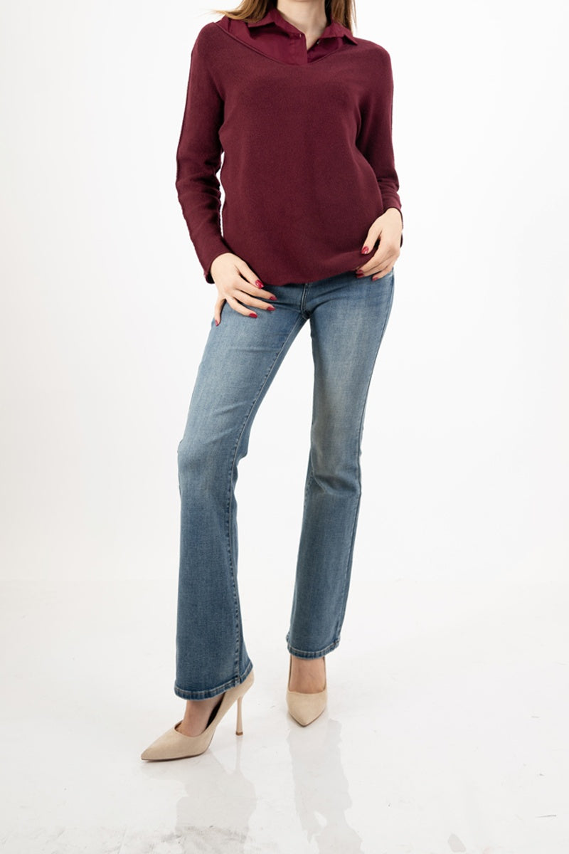 modella indossando Maglia over con scollo a V e orlo stondato in viscosa colore