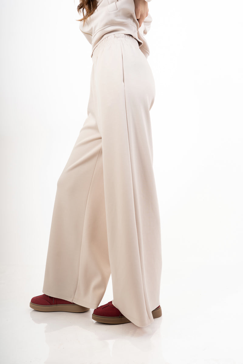 modella indossando Pantalone palazzo felpa con elastico colore