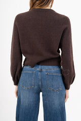 modella indossando Maglione morbido con manica ampia e bordo a costine colore