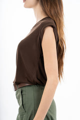 modella indossando T-shirt morbida in viscosa elasticizzata con manica risvoltata colore