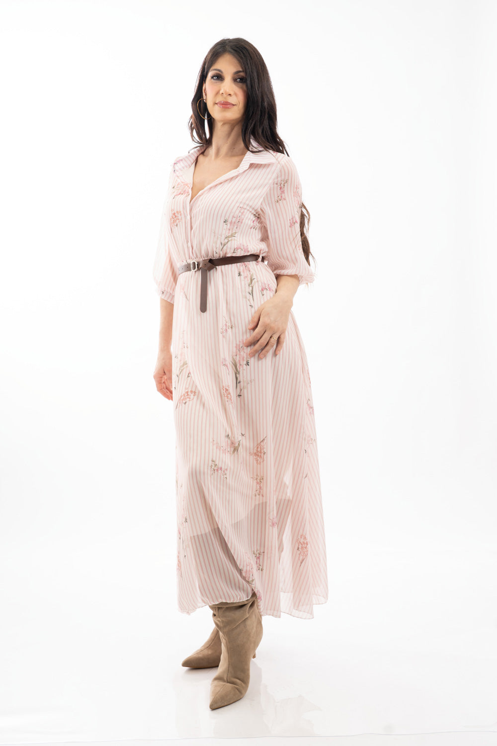modella indossando Abito camicia lungo rigato con stampa floreale in georgette con cintura colore