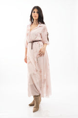 modella indossando Abito camicia lungo rigato con stampa floreale in georgette con cintura colore