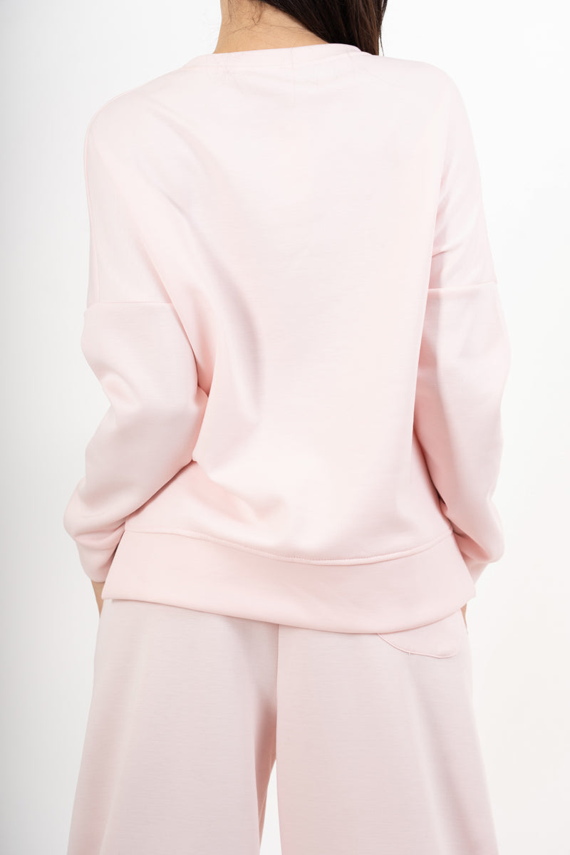 modella indossando Felpa girocollo in misto viscosa con spacchi laterali colore