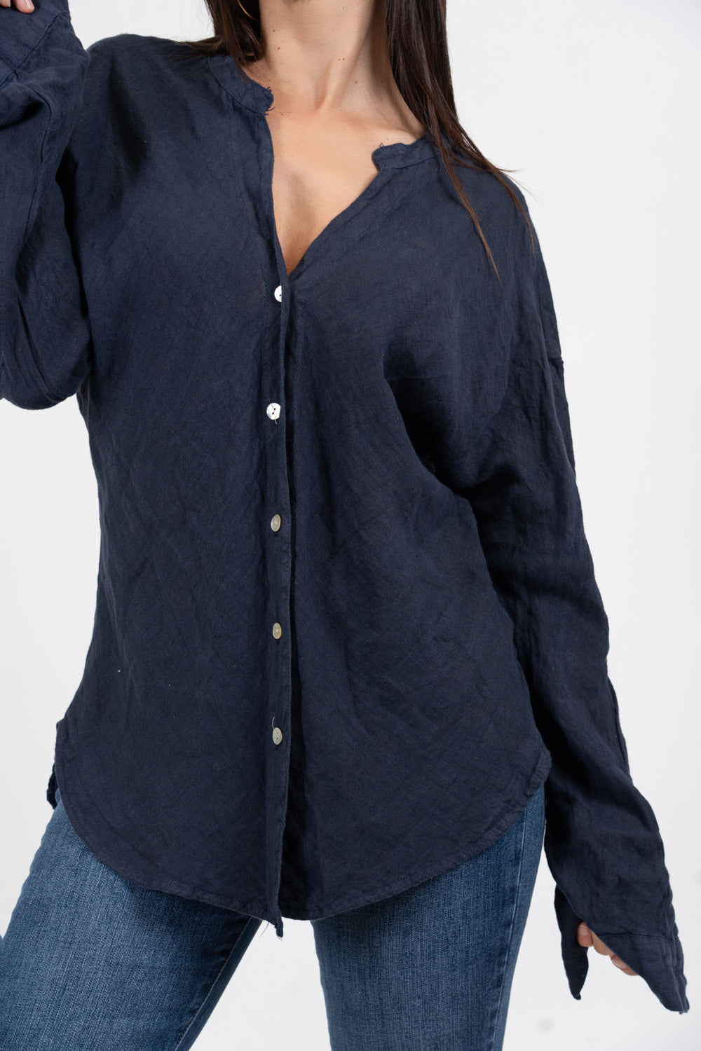 Camicia in lino con collo coreano e spalla scesa.