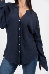 Camicia in lino con collo coreano e spalla scesa.