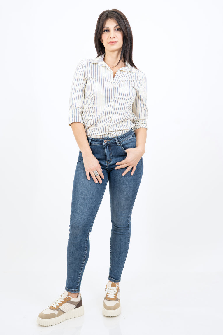 modella indossando Camicia rigata avvitata in cotone – giallo colore