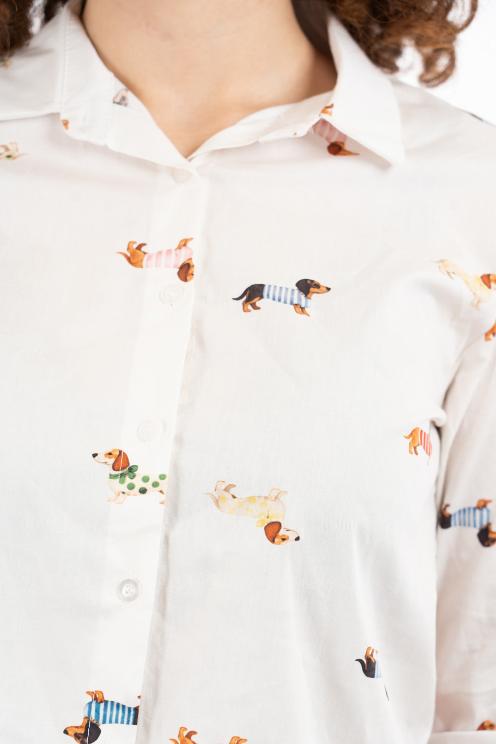 modella indossando Camicia in cotone con stampa bassotti Made in Italy colore