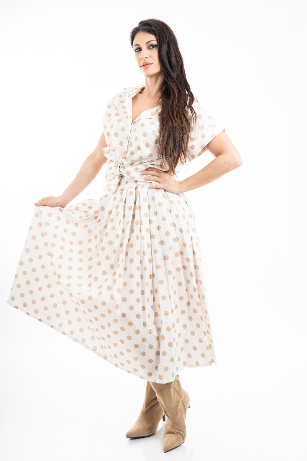 modella indossando Gonna midi a pois in cotone con baschina elastica e pieghe ampie colore