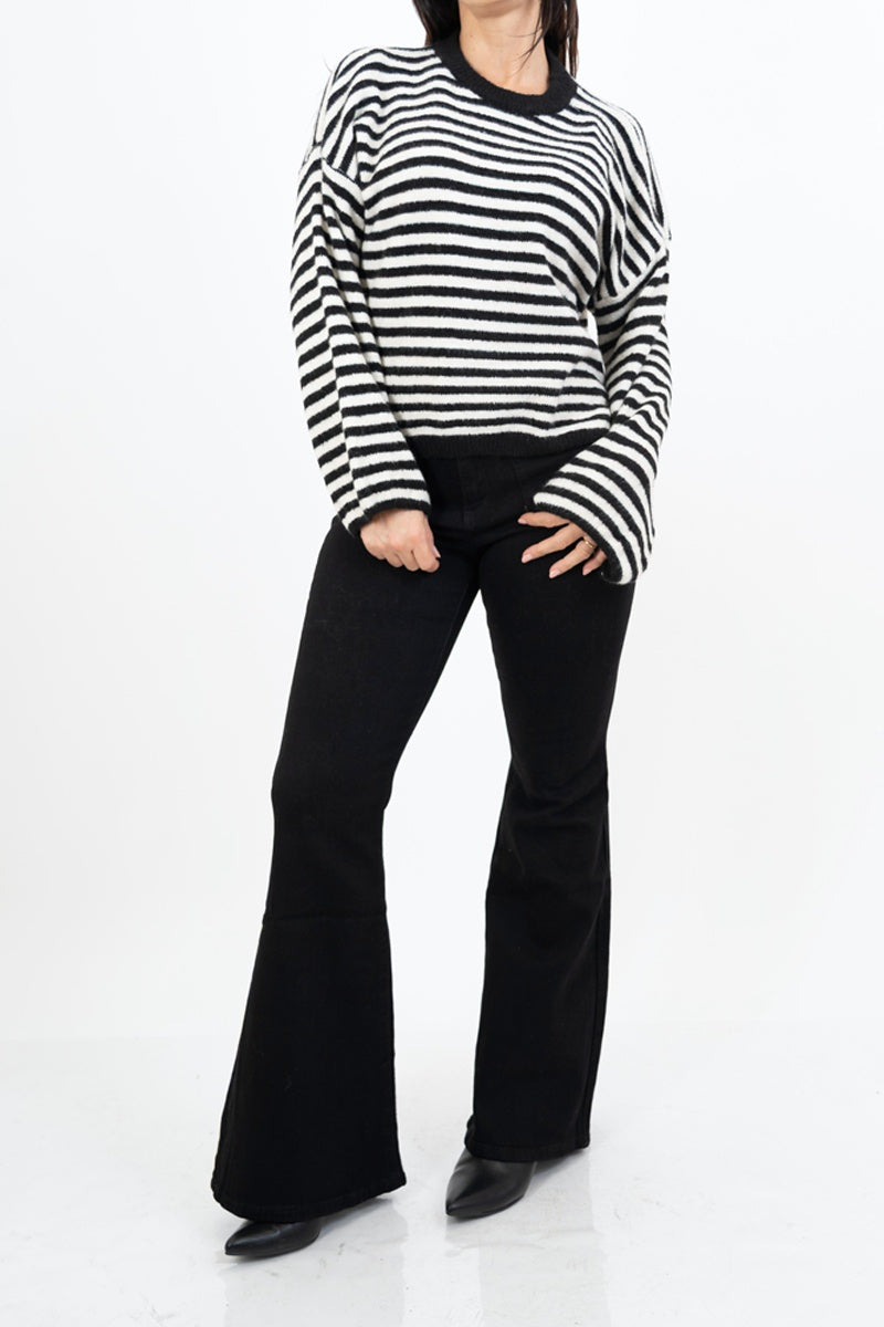 modella indossando Jeans zampa nero elasticizzato con tasche a toppa stile vintage colore