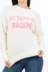 modella indossando Maglione girocollo con scritta “Ho sempre ragione” in misto lana Made in Italy colore