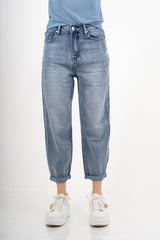 modella indossando Jeans gamba morbida in denim elasticizzato colore