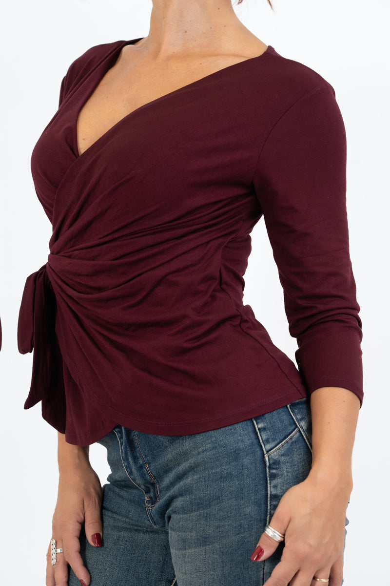 modella indossando Maglia drappeggiata in viscosa con nodo laterale colore