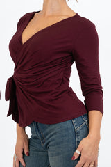 modella indossando Maglia drappeggiata in viscosa con nodo laterale colore