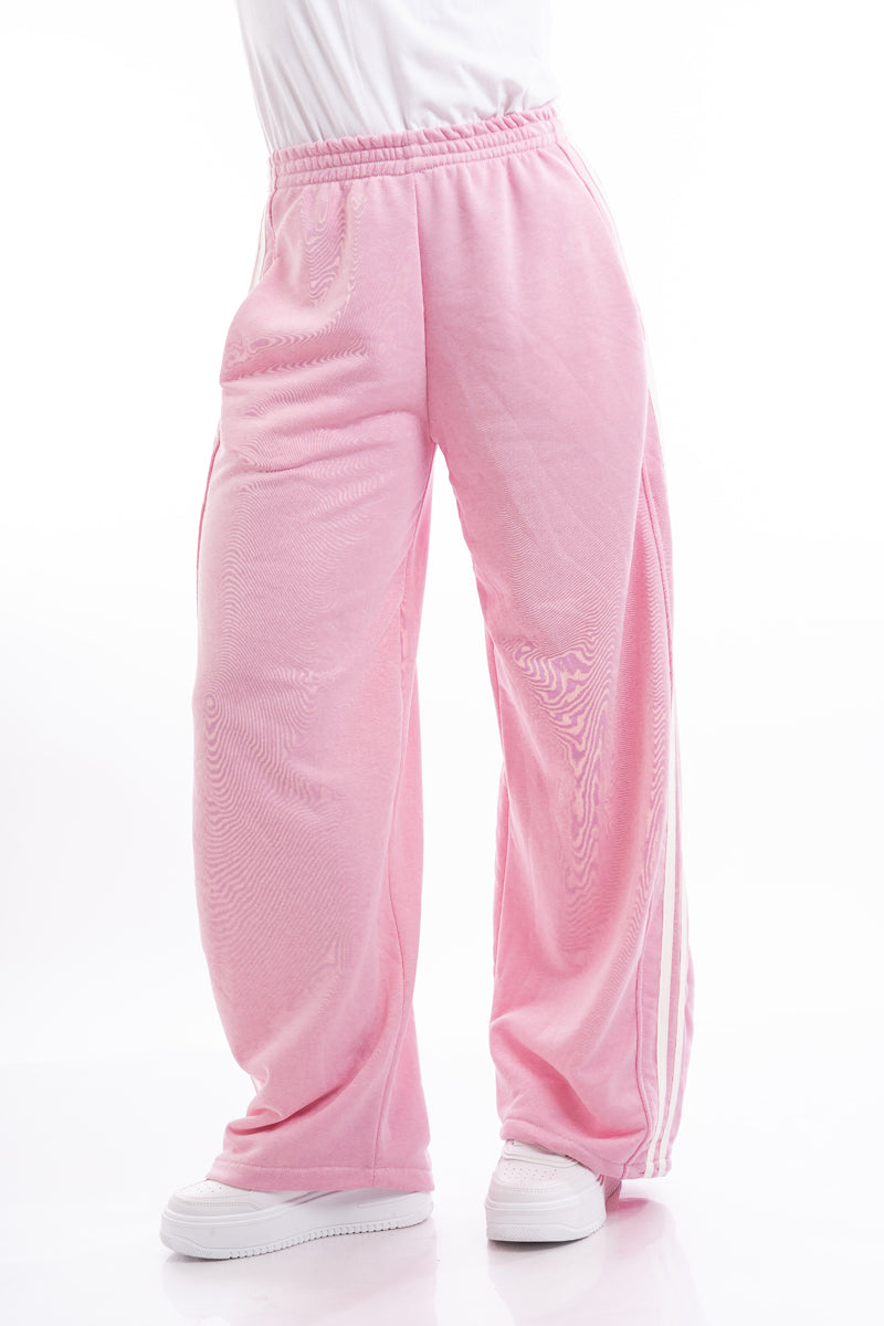 modella indossando Pantalone palazzo in felpa con bande laterali e vita elasticizzata colore