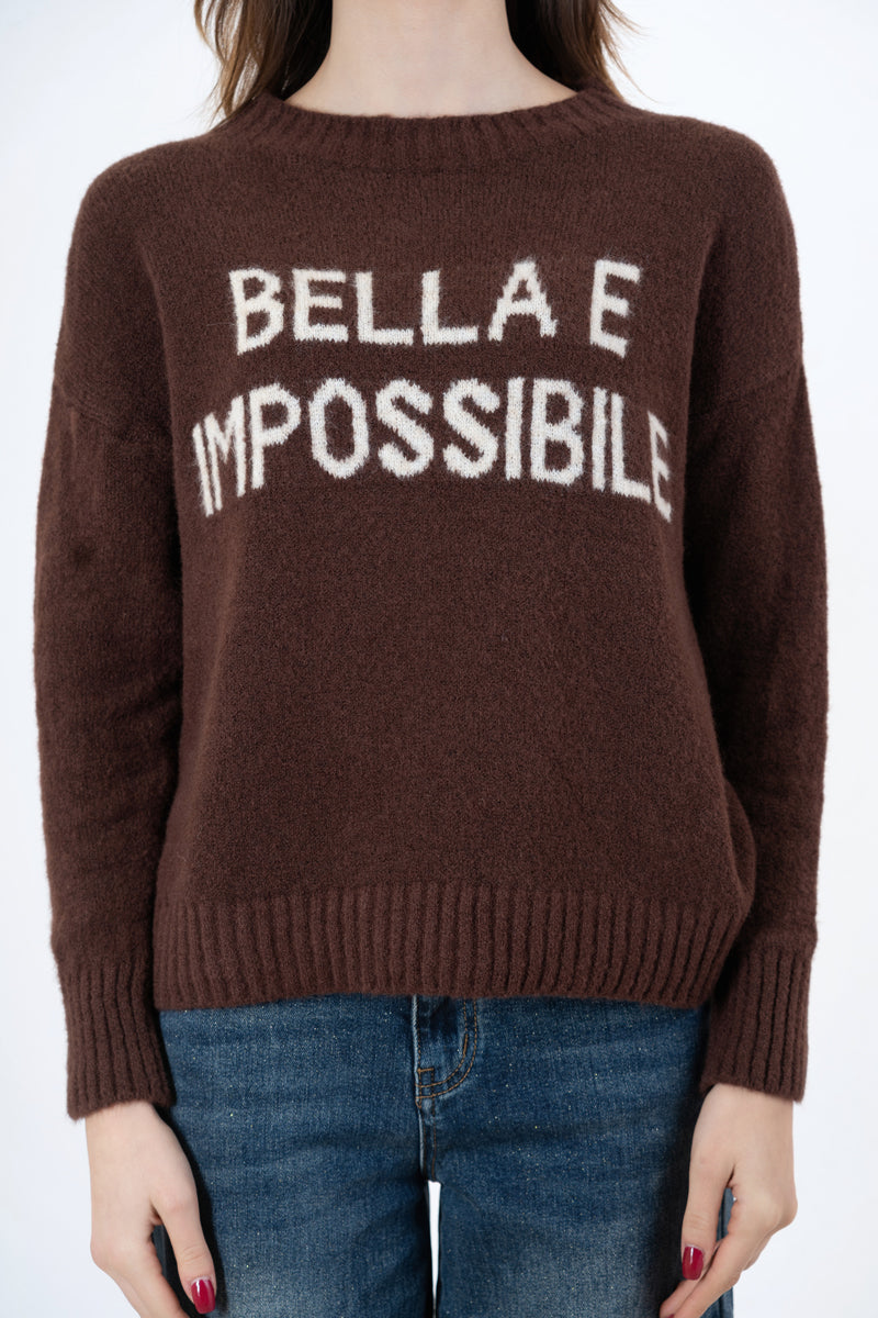 modella indossando Maglione girocollo con scritta “Bella e impossibile” in misto lana Made in Italy colore Marrone-Beige Unica