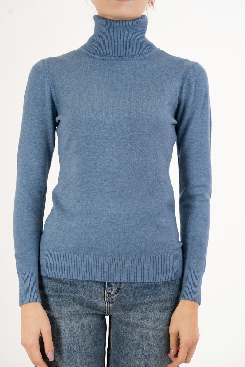 modella indossando Maglia Dream Basic Dolcevita in Viscosa colore Blu Jeans Unica