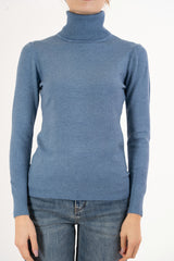 modella indossando Maglia Dream Basic Dolcevita in Viscosa colore Blu Jeans Unica