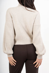 modella indossando Maglia over in filato spesso con collo vulcano e maniche a palloncino colore