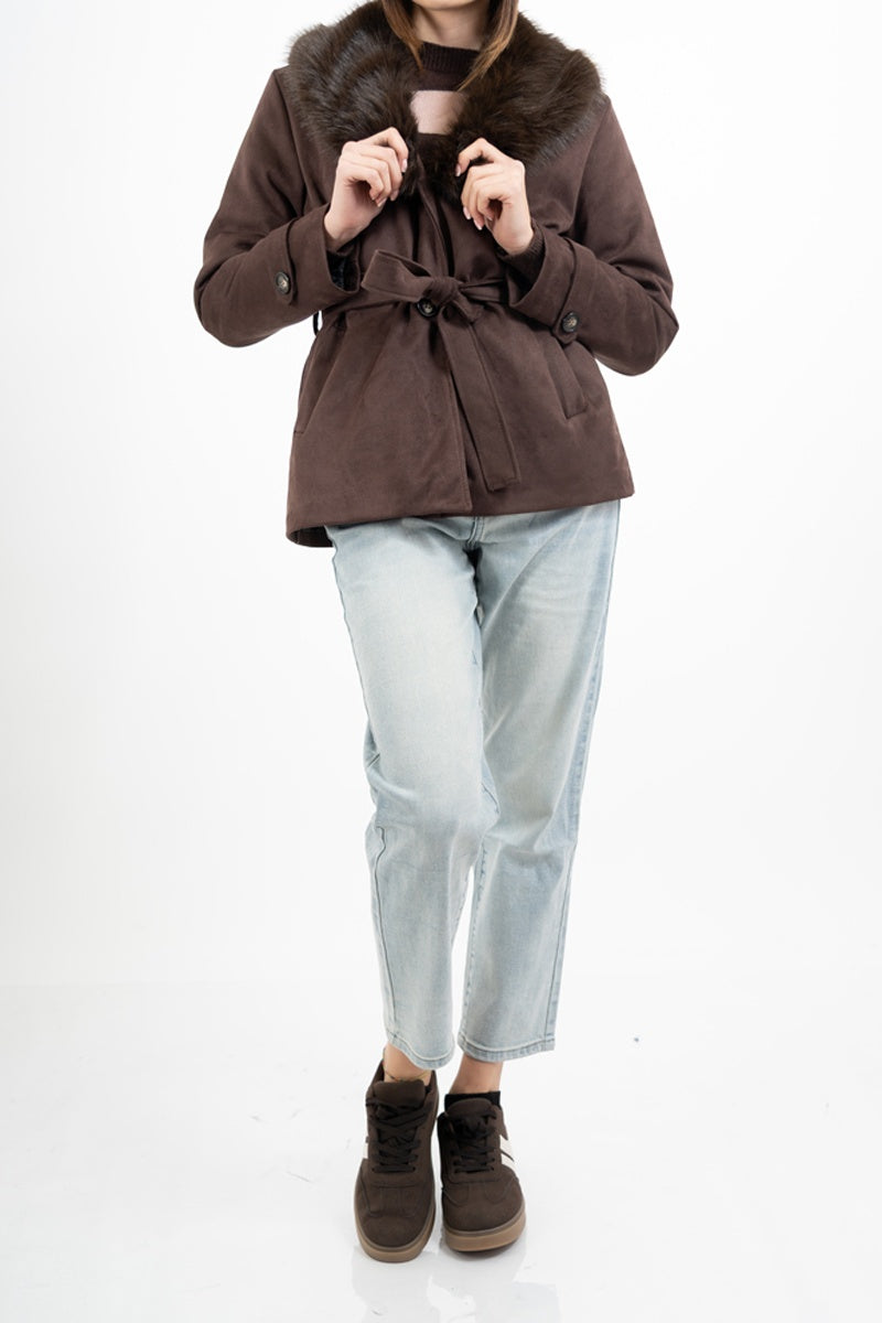 modella indossando Giacca ecocamoscio corta con collo in eco-pelliccia - Marrone colore