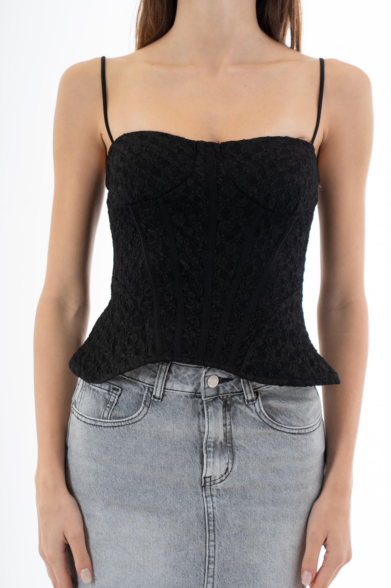 modella indossando Bustier in pizzo con coppe preformate e fondo a godet modellante colore Nero Unica