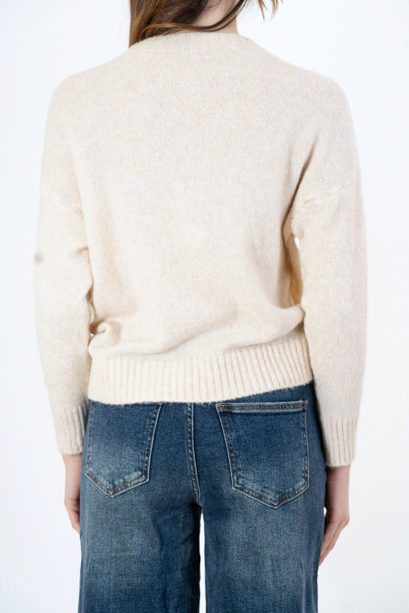 modella indossando Maglione girocollo “No vabbè” in misto lana ricamato colore