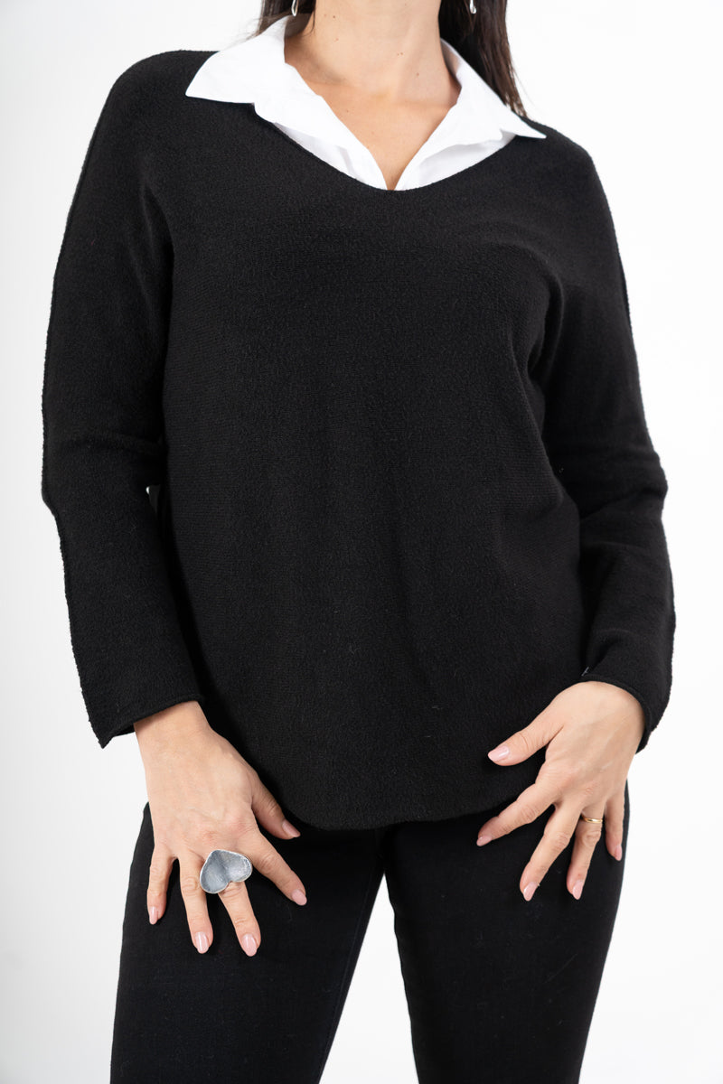 modella indossando Maglia over con scollo a V e orlo stondato in viscosa colore Nero Unica