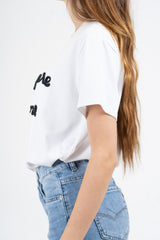 modella indossando T-shirt con scritta ricamata “Ho sempre ragione” in cotone elasticizzato Made in Italy colore