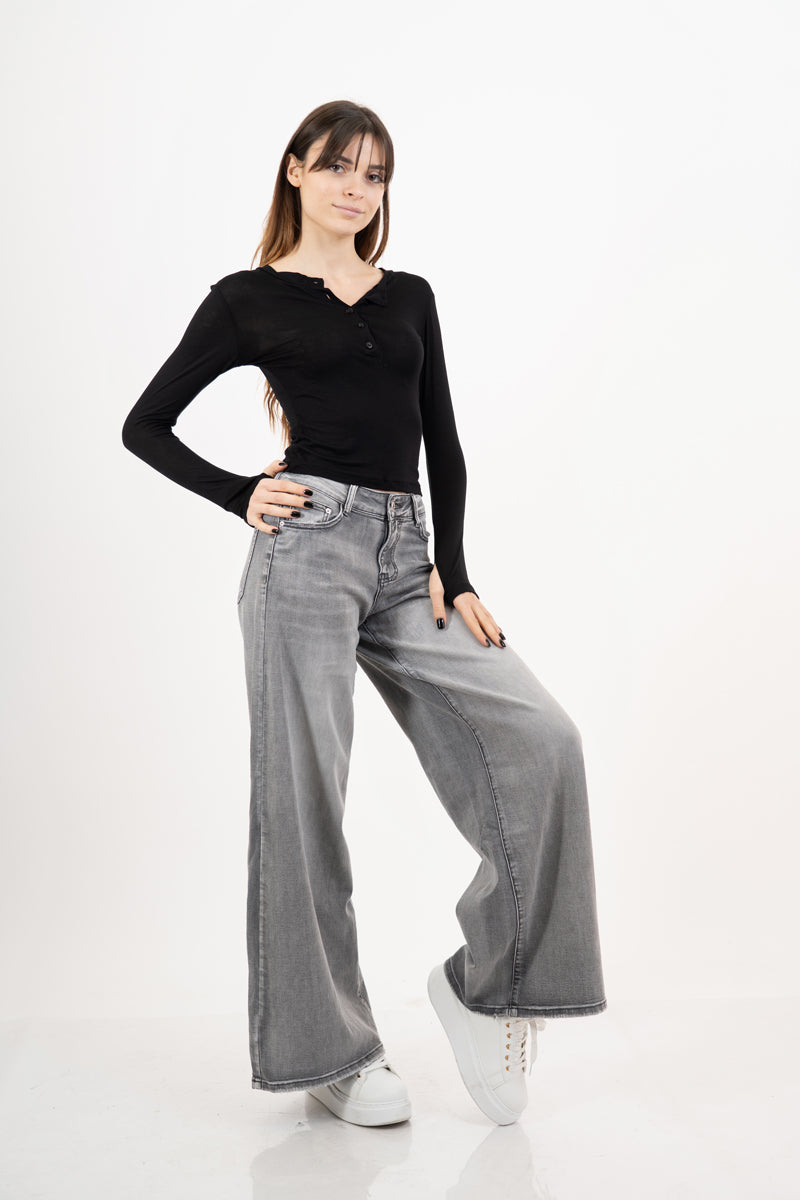 modella indossando Maglia corta serafino in cotone elasticizzato colore