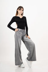 modella indossando Maglia corta serafino in cotone elasticizzato colore