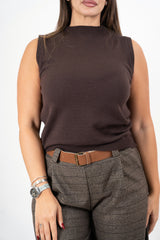 modella indossando Gilet smanicato in maglia viscosa con bordi a costina colore Marrone Unica