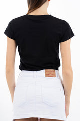 modella indossando T-shirt in cotone elasticizzato con applicazioni floreali e piume colore