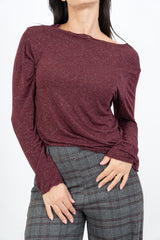 modella indossando Maglia over con scollo ampio in viscosa e cashmere con filo laminato colore