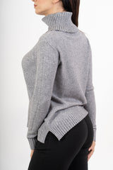 modella indossando Maglione over con collo alto in filato morbido e caldo colore