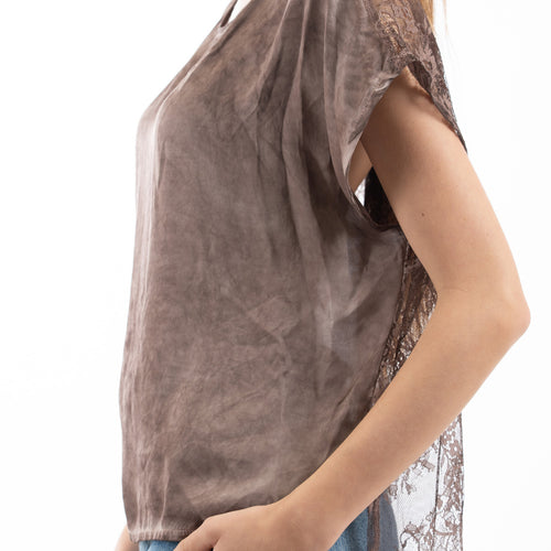 modella indossando Maglia over in viscosa con retro in pizzo colore Marrone Unica