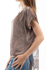 modella indossando Maglia over in viscosa con retro in pizzo colore Marrone Unica